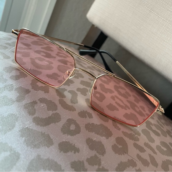 Pink Sunglasses 🌸 - Picture 2 of 4